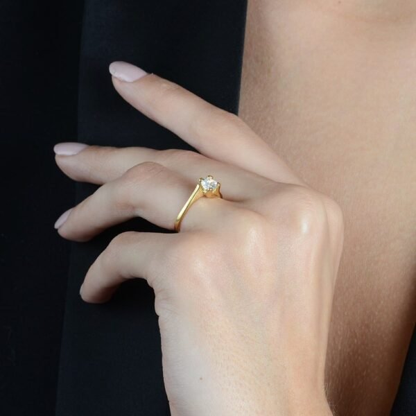 Anel Dourado Solitário com Pedra de Zircônia - Image 2